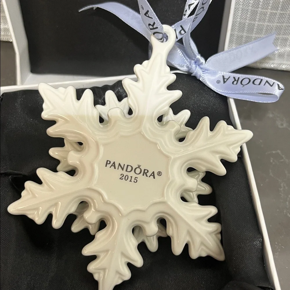 Pandora 2015 Limited Edition Snowflake Ornament NIB - Picture 2 of 6
